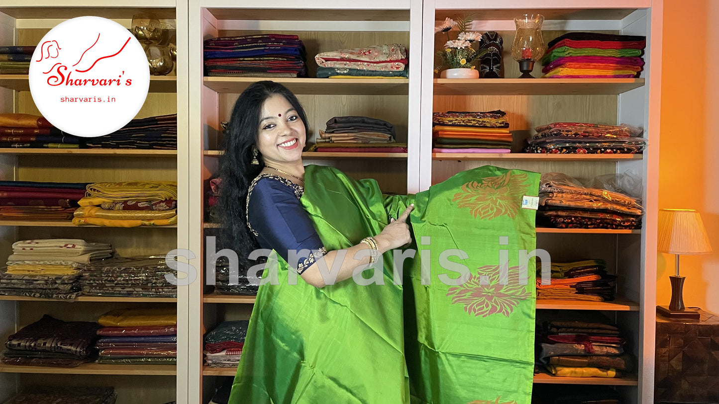 Shamrock Green Kanchipuram Silk Saree with Thread Work Motifs